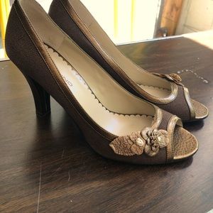 Bandolino Zina peep toe pumps